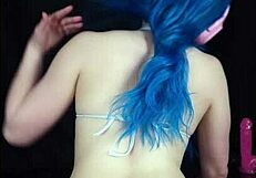 मैं अपनी गाँड में बटप्लग डालती हूँ और ह्यूज डिल्डो पर ट्वर्क करती हूँ