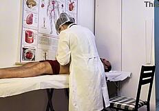 paciente fica ereto na frente da enfermeira durante exame 😏