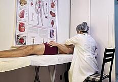 paciente fica ereto na frente da enfermeira durante exame 😏