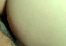 com a bunda perfeita ela coloca um plug anal roxo bem gostoso ela é uma puta boa vou gozar dentro da seu cu, licking and assfucking.