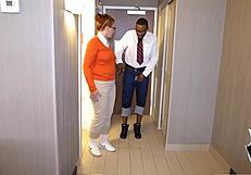 नर्डी गिंजर रेन बिग ब्लैक कॉक से एनल फेशियल एंजॉय करती है