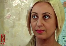 i massage regina noir in stockings and nylon at the salon, she strips as goddess