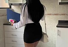 Asesora inmobiliaria novata acepta follar con su cliente