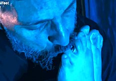 i am craving pussy and feet attention! lick my big ass and toes!