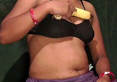 सिस्टर डॉगीस्टाइल होममेड चुदाई में बेंट ओवर केला के साथ