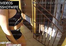 Kriss hotwife se exibindo no corredor do hotel