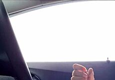 Eu tiro meu pau pra fora ao ver novinha passando na rua em público.