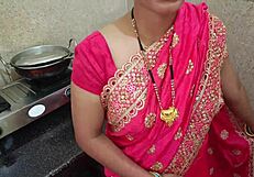 नई शादी हुई हाउसवाइफ बेडरूम में स्टेप-ब्रदर को फक करती है