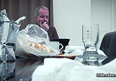 क्या 18+ युवती किचन में स्टेपडाड को फक के लिए सेड्यूस करती है?