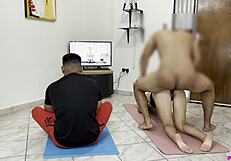 entrenador de yoga se folla a la hermosa mujer al frente de su novio tonto ntr