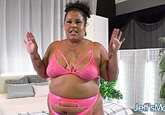 मोटी लैटिना प्लंपर प्राइवेट में टॉयज से मजा लेती है