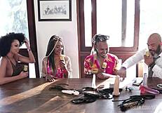 Eles tentam trabalhar a questão do preconceito por ser muito grande ainda no meio e já transaram em lugares públicos - casal black rj sheer red