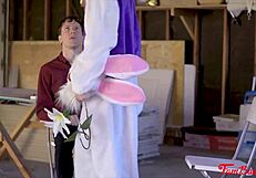 ईस्टर पर सौतेली माँ और बेटी को सौतेले बेटे ने चुदाई के लिए फंसाया