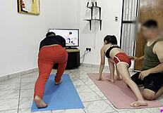 entrenador de yoga se folla a la hermosa mujer al frente de su novio tonto ntr