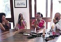 Eles tentam trabalhar a questão do preconceito por ser muito grande ainda no meio e já transaram em lugares públicos - casal black rj sheer red