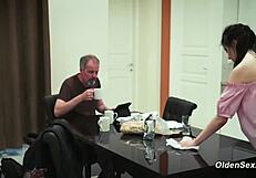 क्या 18+ युवती किचन में स्टेपडाड को फक के लिए सेड्यूस करती है?