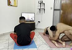 entrenador de yoga se folla a la hermosa mujer al frente de su novio tonto ntr