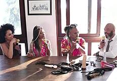 Eles tentam trabalhar a questão do preconceito por ser muito grande ainda no meio e já transaram em lugares públicos - casal black rj sheer red