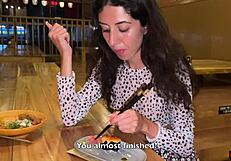 मैं सुशी बार टॉयलेट में डिक चूसती हूं