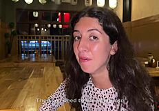 मैं सुशी बार टॉयलेट में डिक चूसती हूं