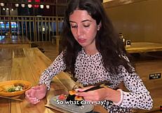 मैं सुशी बार टॉयलेट में डिक चूसती हूं