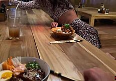 मैं सुशी बार टॉयलेट में डिक चूसती हूं