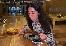 मैं सुशी बार टॉयलेट में डिक चूसती हूं