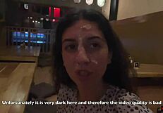 मैं सुशी बार टॉयलेट में डिक चूसती हूं