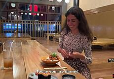 मैं सुशी बार टॉयलेट में डिक चूसती हूं