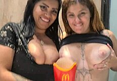 Peladinhas no drive thru casadinhas putas d�o show no m�qui e seguran�a quer entrar na foda
