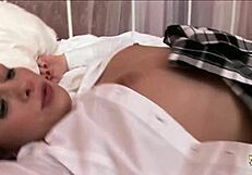 ब्रुनेट को उंगली करने के बाद झुकाकर इंटेंस गांड चुदाई