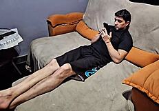 madrasta finge que não está afim e fica espionando o enteado gostoso bravinho até chegar onde quer 😏