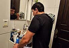 madrasta finge que não está afim e fica espionando o enteado gostoso bravinho até chegar onde quer 😏