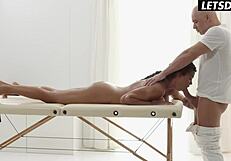 थिक पॉग क्लोए लामौर मसाज सेशन में फक करती है