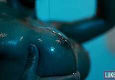 बड़े बूब्स फिटनेस मॉडल ऑइल्ड अप और कम से कवर