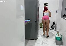 Empregada adora deixar tudo limpinho para seu patrão ela ama provocar com esse shortinho curtinho