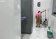 Empregada adora deixar tudo limpinho para seu patrão ela ama provocar com esse shortinho curtinho