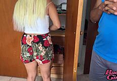 cuando el dinero está apretado estas hijastras se infiltran en el hogar dejando que le revienten el culo con la polla del padrastro para que la mantenga