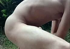 Fui tomar um sol e meu vizinho chegou e me fodeu como uma putinha