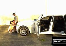 मिडवेस्ट की दो हॉट काली लड़कियां मियामी में काला लंड चूस रही