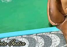 Festinha Com Amiga Natasha Medeiros Deixando Fãs Doidos na Piscina