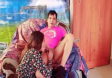 रंपा21 क्यूट गर्लफ्रेंड स्टेप कजिन को सोफे पर फक करती है