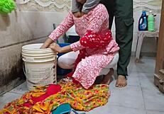 क्या तुमने यह भाभी को कपड़े धोते समय बाथरूम में चोदते हुए देखा?