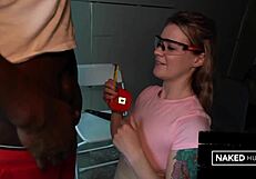 ब्लॉन्ड स्टूडेंट टीचर से क्लासरूम में सीक्रेट मिलन करती है