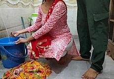 क्या तुमने यह भाभी को कपड़े धोते समय बाथरूम में चोदते हुए देखा?