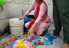 क्या तुमने यह भाभी को कपड़े धोते समय बाथरूम में चोदते हुए देखा?