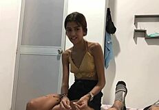 mi hermanastra pequeña entra a mi cuarto a pedirme que por favor la deje chuparme la polla -historia completa