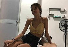 mi hermanastra pequeña entra a mi cuarto a pedirme que por favor la deje chuparme la polla -historia completa