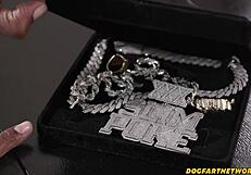 टैटेड ब्लॉन्डी इंटररेसियल सीन में रैपर के ह्यूज कैंडी कॉक को लिक करती है