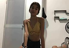 mi hermanastra pequeña entra a mi cuarto a pedirme que por favor la deje chuparme la polla -historia completa